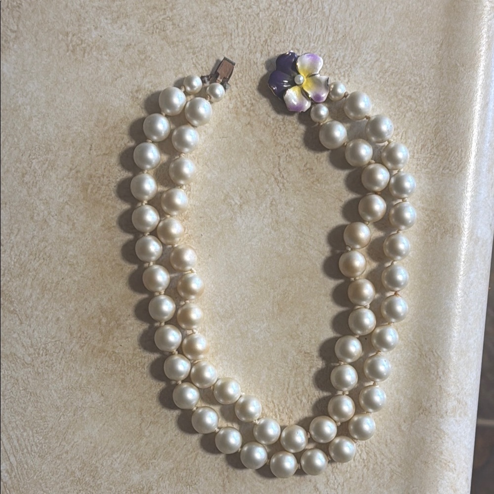 Elegant Faux Pearl Necklace with Floral Accent Vintage - Picture 1 of 7